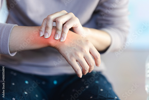 Women's wrist pain from using the hands to work repetitively for a long time or from general diseases of the body such as diabetes, thyroid gland. © Oporty786