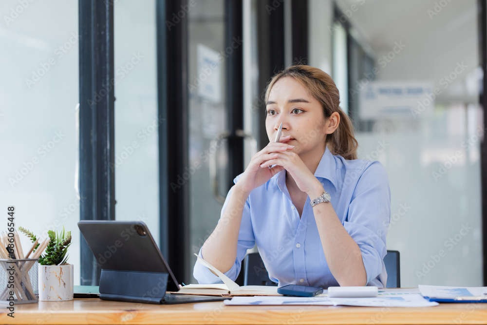 Obraz premium Young asian businesswoman stressed, Tired from work, Overthinking from working.