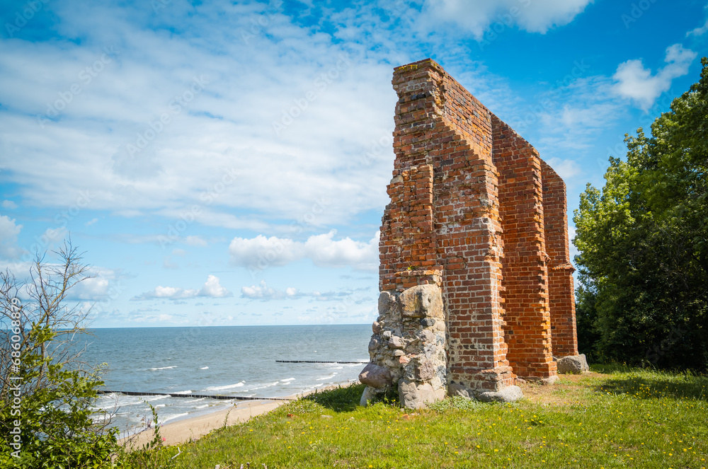 
The photo shows the remains of the church of St. Nicholas in Trzęsacz – the ruins of the temple on the Baltic Sea. Fragments of walls and architectural details testify to the former splendor of this 