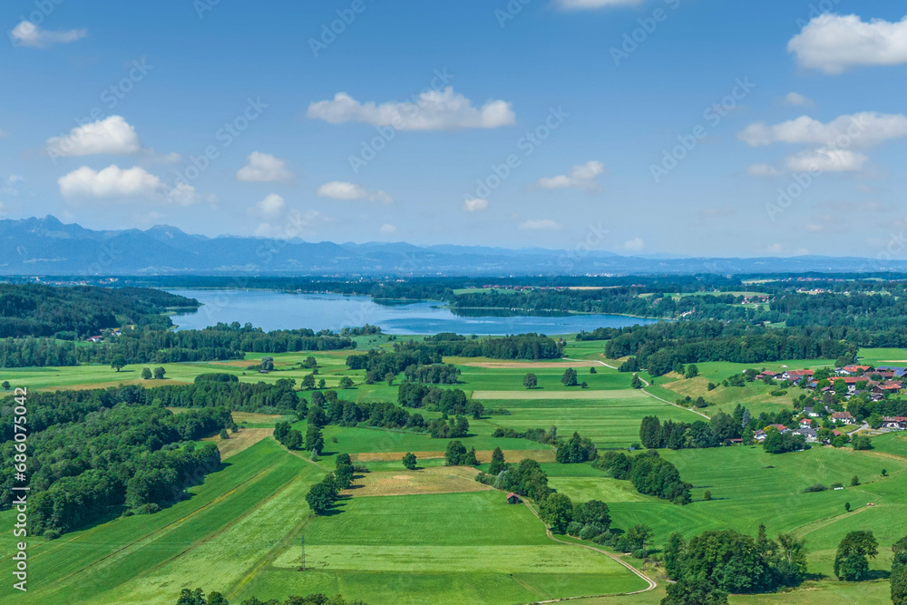 Fototapeta premium Die Region um Bad Endorf im Chiemgau in Oberbayern von oben, Blick zum nahegelegenen Simssee