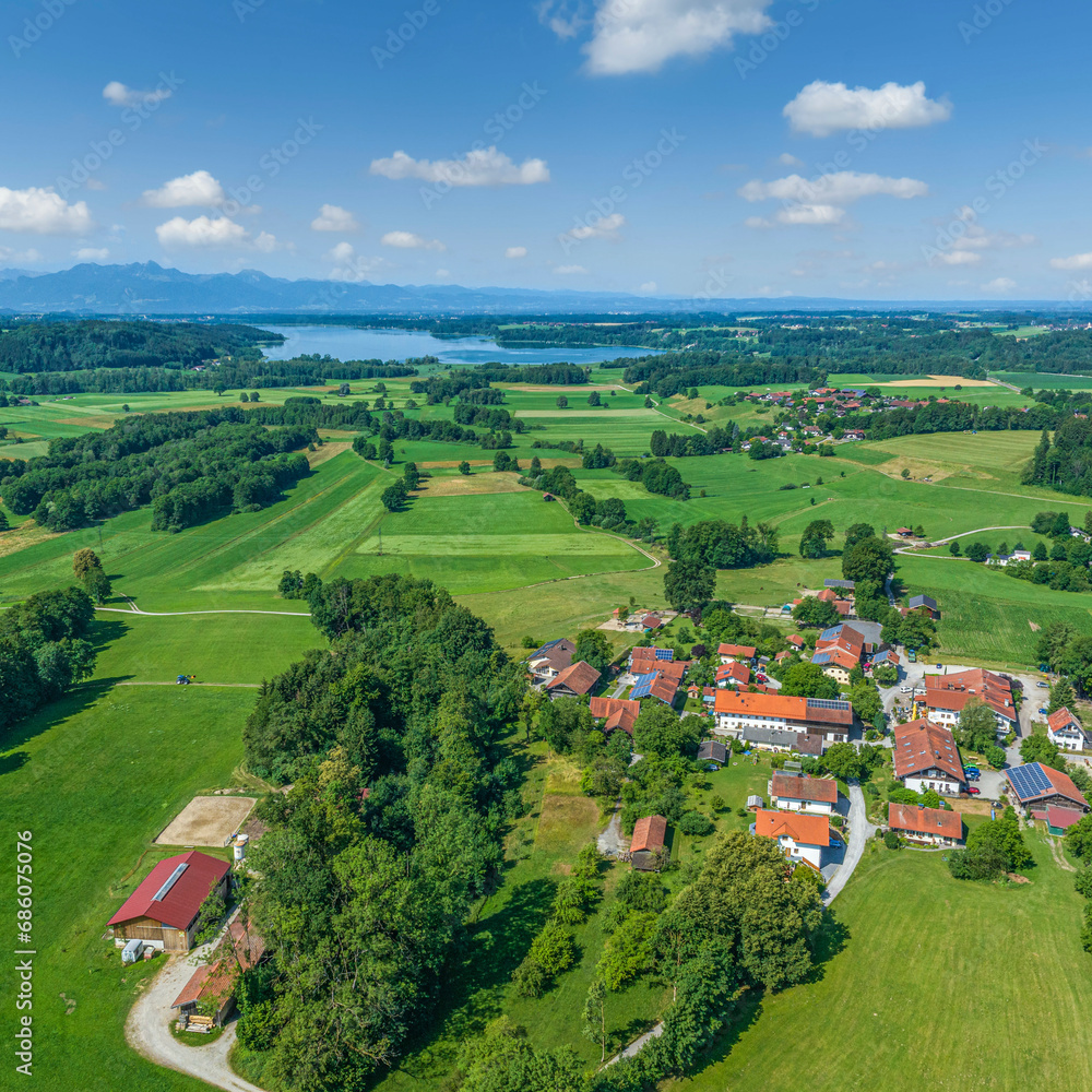 Die Region um Bad Endorf im Chiemgau in Oberbayern von oben, Blick zum nahegelegenen Simssee
