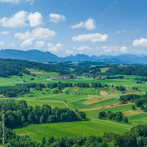 Typische Landschaft in Oberbayern bei Bad Endorf im Chiemgau, Blick zum Alpenrand