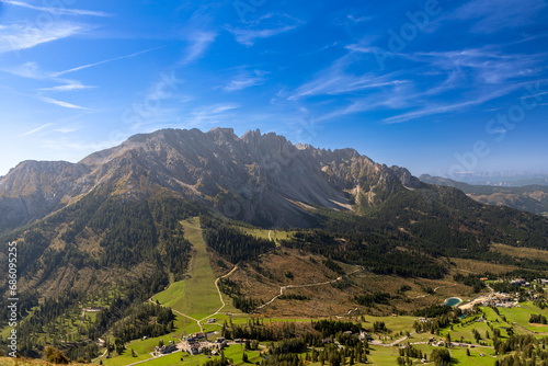 Der Latemar   ber Karersee in den Dolomiten  S  dtirol