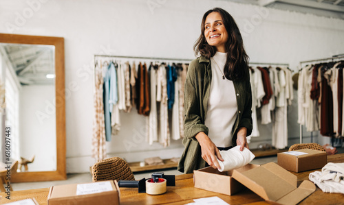 Принти на полотні Entrepreneurial spirit drives business woman's dropshipping success