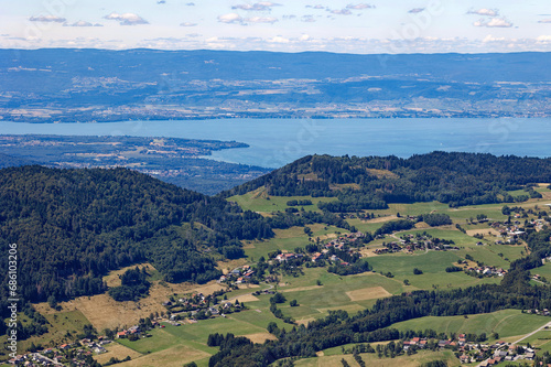 Vue sur le lac Léman depuis les hauteurs des crêtes d'Hirmentaz à Bellevaux en été