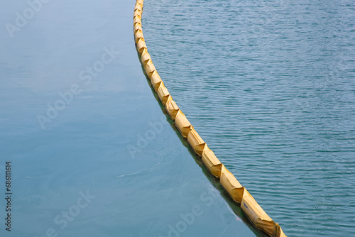 Floating anti-pollution barrier made with modular plastic elemen