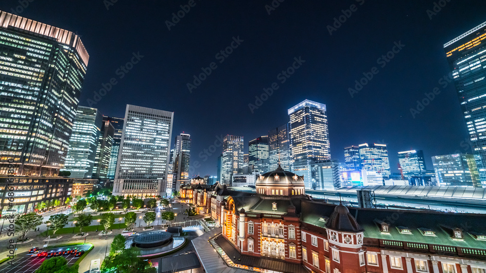 Fototapeta premium ライトアップされた東京駅の超高層ビル群【東京都・千代田区】 The skyscrapers of Tokyo Station lit up - Tokyo, Japan