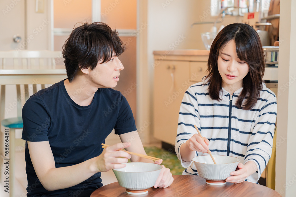 夫婦で小さな団地に住む若い家族