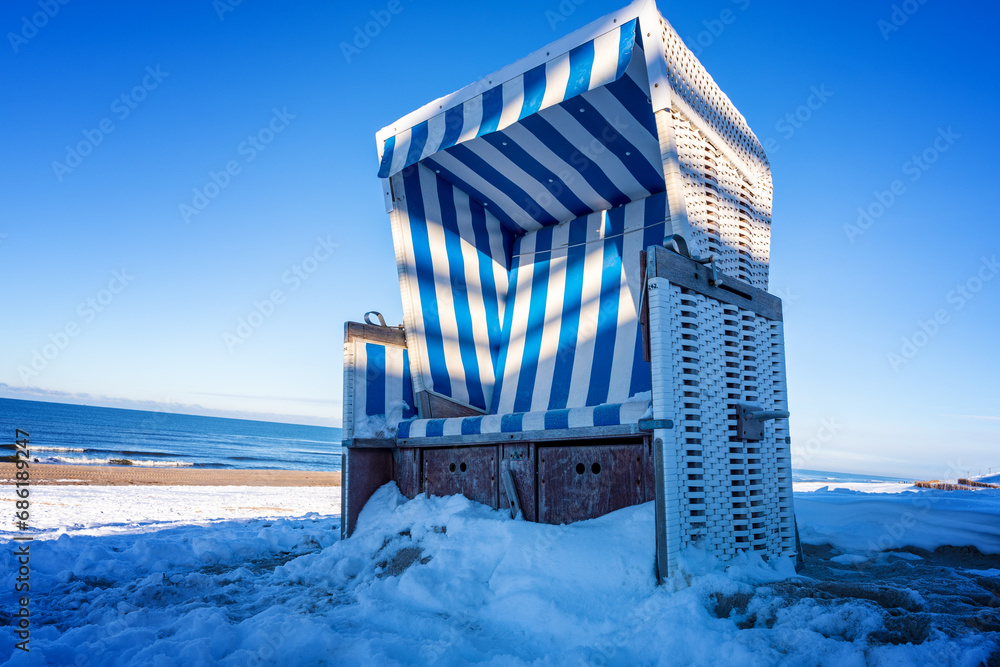 Strandkorb am Strand auf Sylt im Winter im Schnee - obrazy, fototapety, plakaty 
