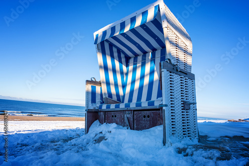 Strandkorb am Strand auf Sylt im Winter im Schnee