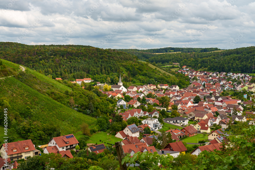 Fototapeta premium Blick auf das Weindorf Ramsthal und seine Weinberge im Abendlicht, Landkreis Bad Kissingen, Franken, Unterfranken, Bayern, Deutschland