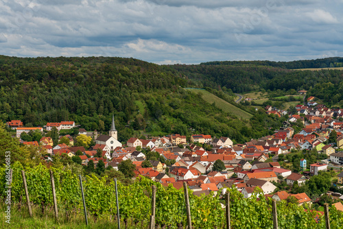 Blick auf das Weindorf Ramsthal und seine Weinberge im Abendlicht, Landkreis Bad Kissingen, Franken, Unterfranken, Bayern, Deutschland