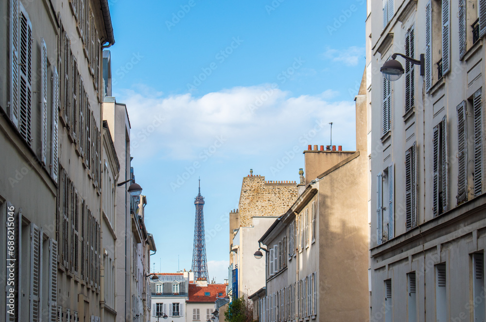 La tour Eiffel depuis une ruelle parisienne, France