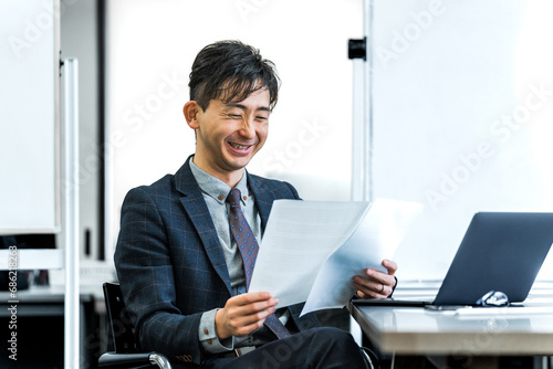 デスクワークをする笑顔の男性ビジネスマン