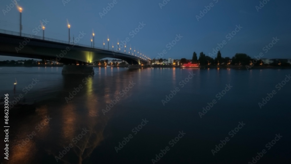 Rheinbrücke in Bonn bei Nacht
