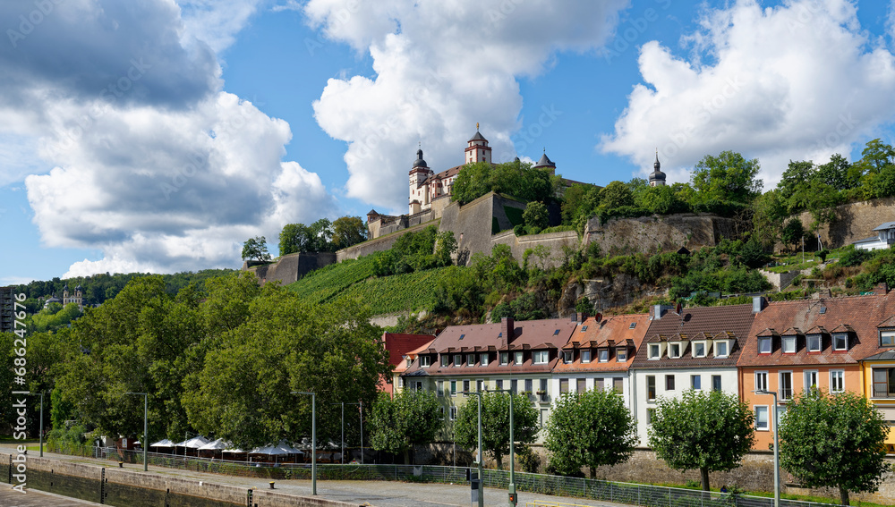 Blick auf die Festung Marienberg in Würzburg von der Alten Mainbrücke, Unterfranken, Franken, Bayern, Deutschland