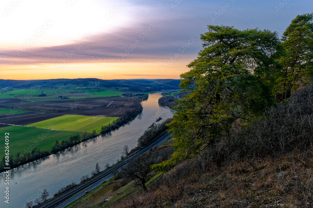 Obraz premium Abend über dem Naturschutzgebiet Grainberg-Kalbenstein am Main bei Karlstadt, Landkreis Main-Spessart, Unterfranken, Bayern, Deutschland