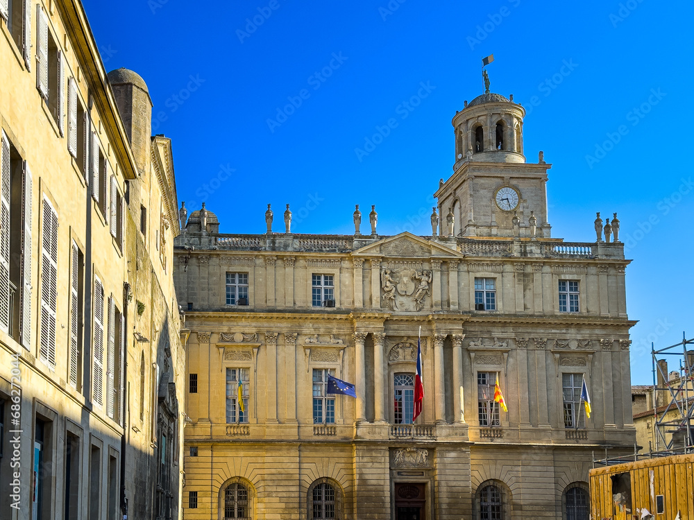 Obraz premium Exploring Arles: Immersing in the Old Village's Timeless Streets