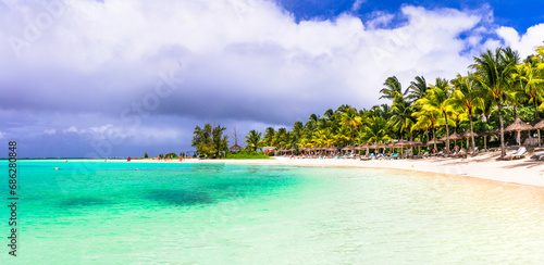 Fototapeta Naklejka Na Ścianę i Meble -  Paradise tropical beach scenery. relaxing holidays in Mauritius island with white sands and turquoise sea