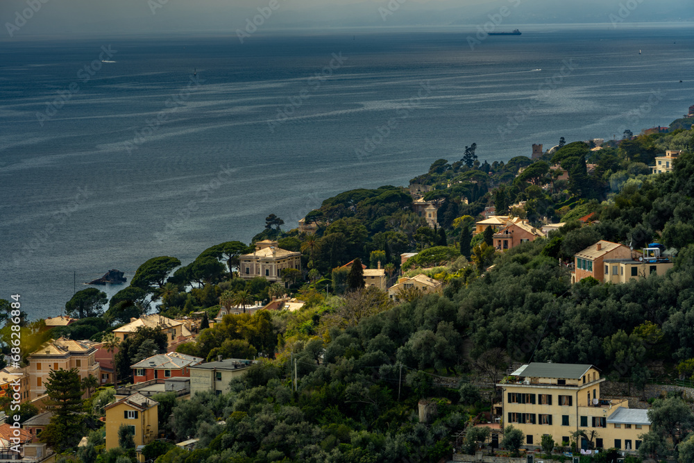 Fototapeta premium Blick auf ein Dorf und die Küste in Genua In Italien