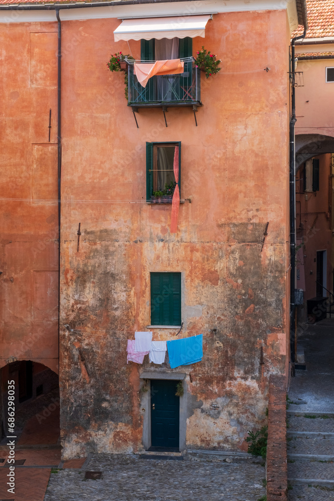 Schöne alte italienische Fassaden mit Wäsche vor dem Fenster