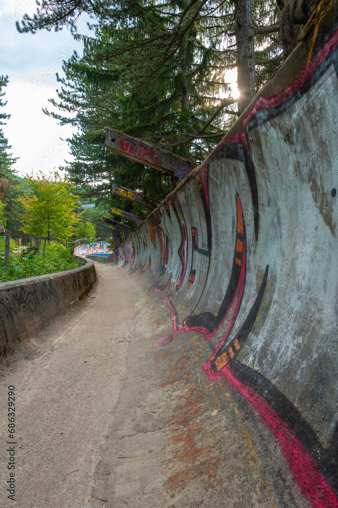 Obraz na płótnie  Sarajewo opuszczony olimpijski tor bobslejowy na górze Trebević w salonie