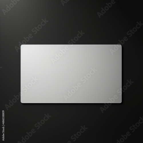 Fotografia de estilo mockup con detalle de tarjeta de color blanco, sobre fondo de color negro
