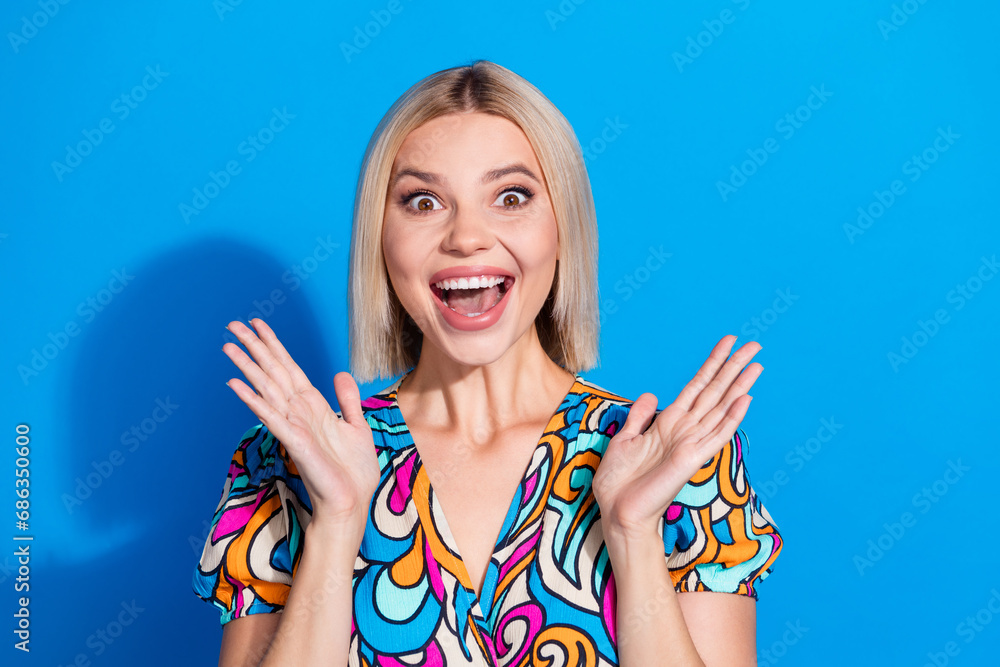 Φωτογραφία Portrait of impressed crazy girl wear stylish shirt astonished staring at unbeli
