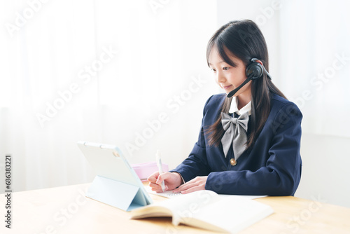 オンラインで勉強をする女の子 photo