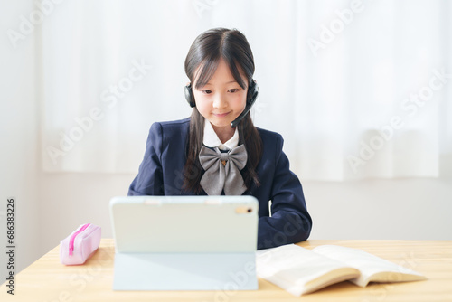 オンラインで勉強をする女の子