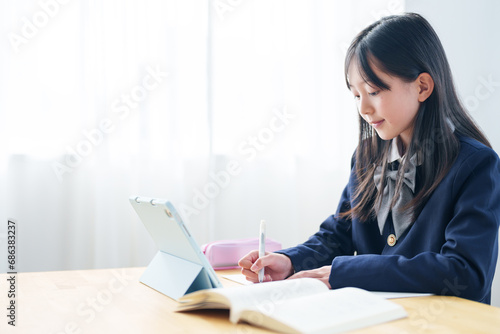 タブレットで勉強をする女の子 photo