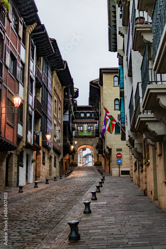 Rural street leads to square, arched. © Rafael Alejandro