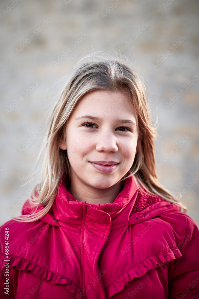 Lueur d'Automne, jeune photographe, une jeune fille de 10 ans aux cheveux blonds, baignés par la lumière automnale Lueur d'Automne, jeune photographe, une jeune fille de 10 ans aux cheveux blonds, baignés par la lumière automnale