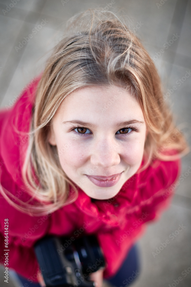 Lueur d'Automne, jeune photographe, une jeune fille de 10 ans aux cheveux blonds, baignés par la lumière automnale Lueur d'Automne, jeune photographe, une jeune fille de 10 ans aux cheveux blonds, baignés par la lumière automnale