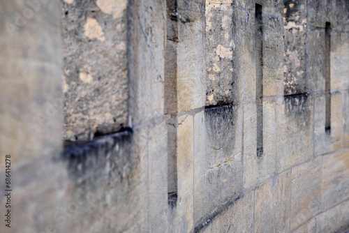 Sentinelles d'Histoire, mur d'enceinte d'une fortification, créneaux et meurtrières