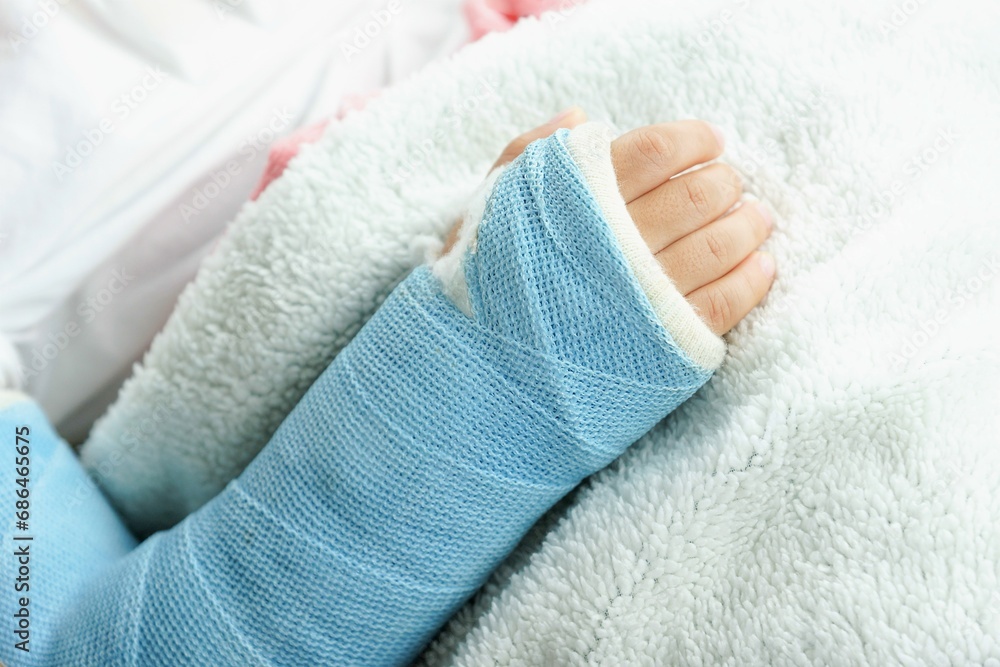Children hand bone broken from accident with arm splint Children hand bone broken from accident with arm splint