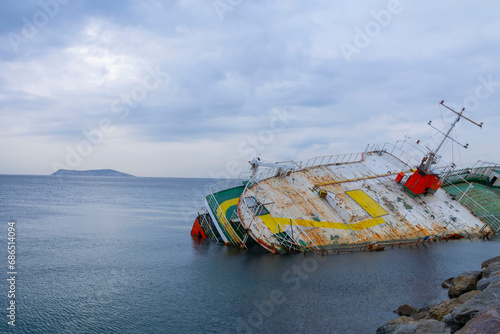 An old ship washed ashore © Samet