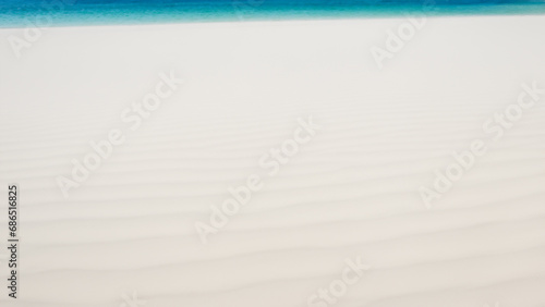 無人のきれいな白い砂浜と青い海 - 真っ白な砂の背景またはテクスチャ素材
