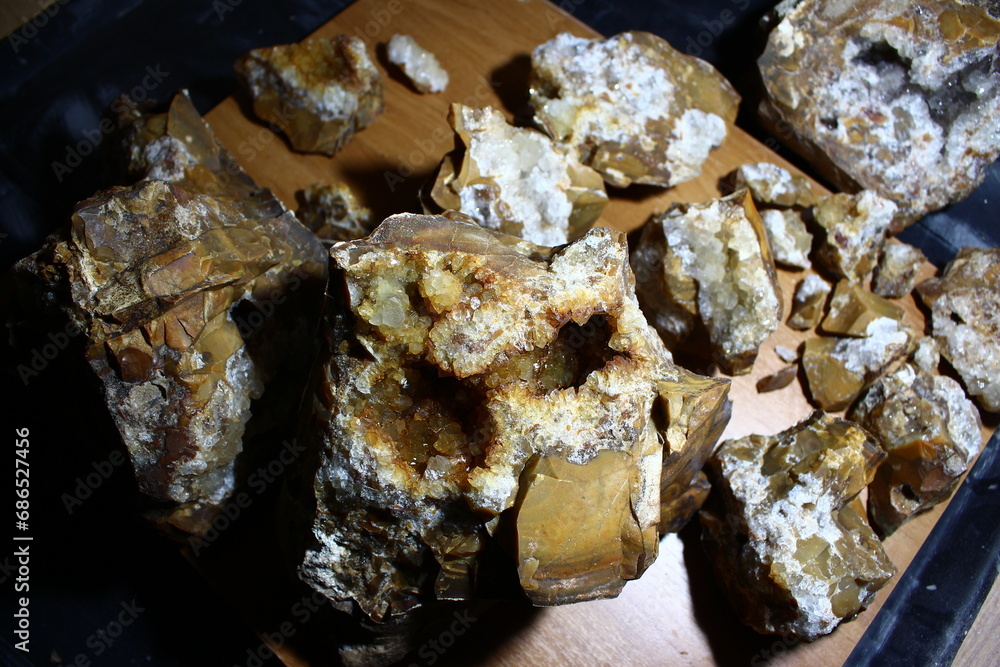 Fractured flint boulder with geodes and brushes of quartz and citrine inside Fractured flint boulder with geodes and brushes of quartz and citrine inside