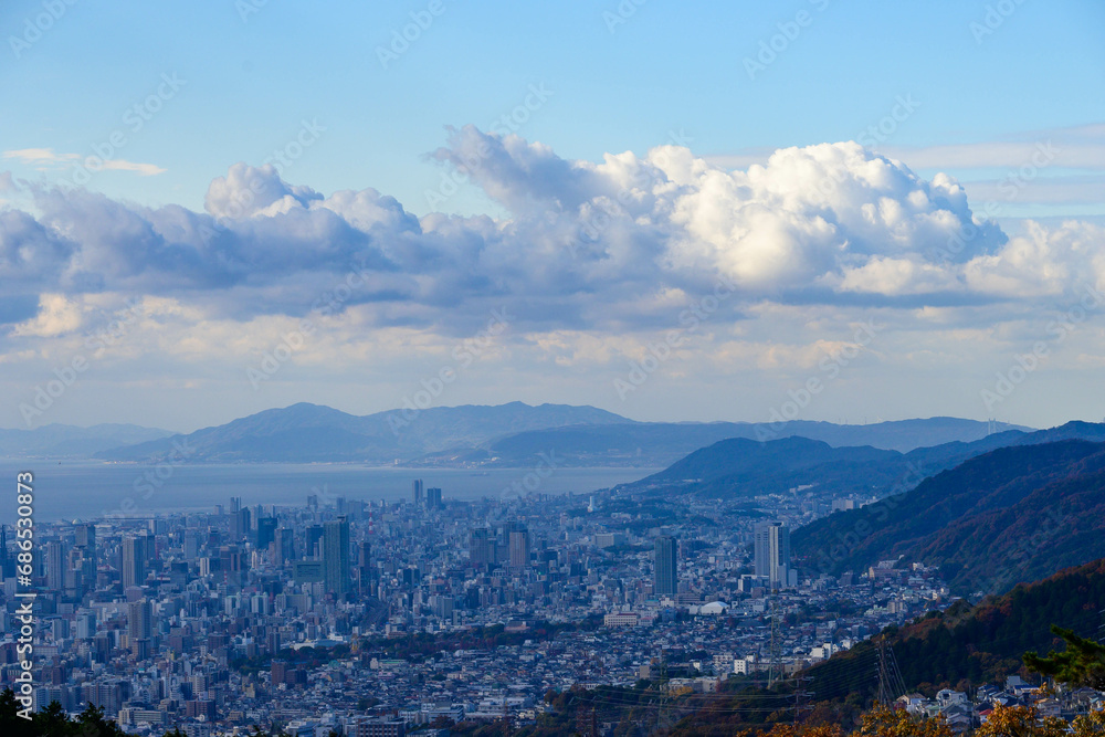 六甲山の登山道から神戸市街地をのぞむ。海の向こうには淡路島が見える。