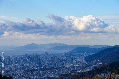 六甲山の登山道から神戸市街地をのぞむ。海の向こうには淡路島が見える。