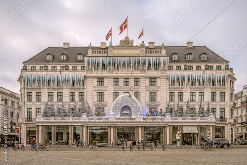 Obraz na płótnie icicles as a Christmas decoration in 2023 at the hotel d'angleterre in Copenhagen w salonie