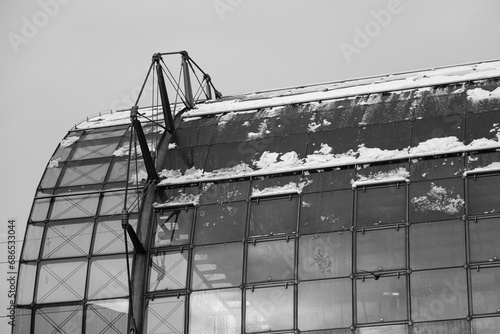 Gläserne Dachkonstruktion mit Schnnee photo
