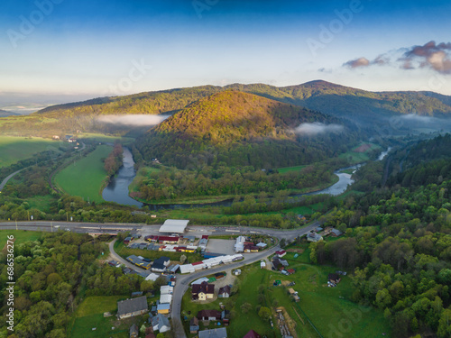 Fototapeta Naklejka Na Ścianę i Meble -  Nad Leluchowem wiosną o poranku. Piękny krajobraz.