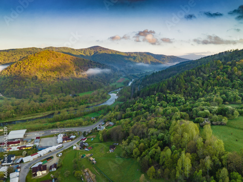 Fototapeta Naklejka Na Ścianę i Meble -  Nad Leluchowem wiosną o poranku. Piękne krajobrazy.
