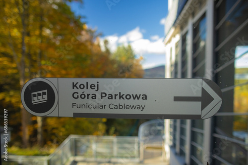 Na Górze Parkowej w Krynicy-Zdroju jesienią. Znak na kolej na Górze Parkowej.