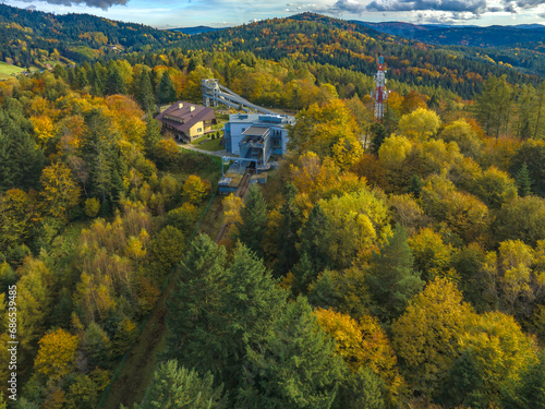 Lot nad Górą Parkową w Krynicy-Zdroju jesienią. Widok z lotu ptaka.