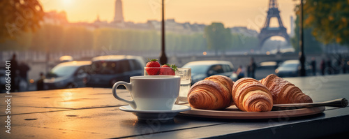 petit déjeuner parisien typique avec croissant et café sur une table de bistrot