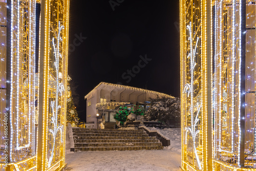 Park Światła na Górze Parkowej w Krynicy-Zdroju zimą. Piękne iluminacje świetlne. photo