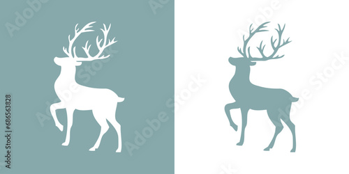 Logo navideño o de invierno. Silueta de ciervo o reno de pie